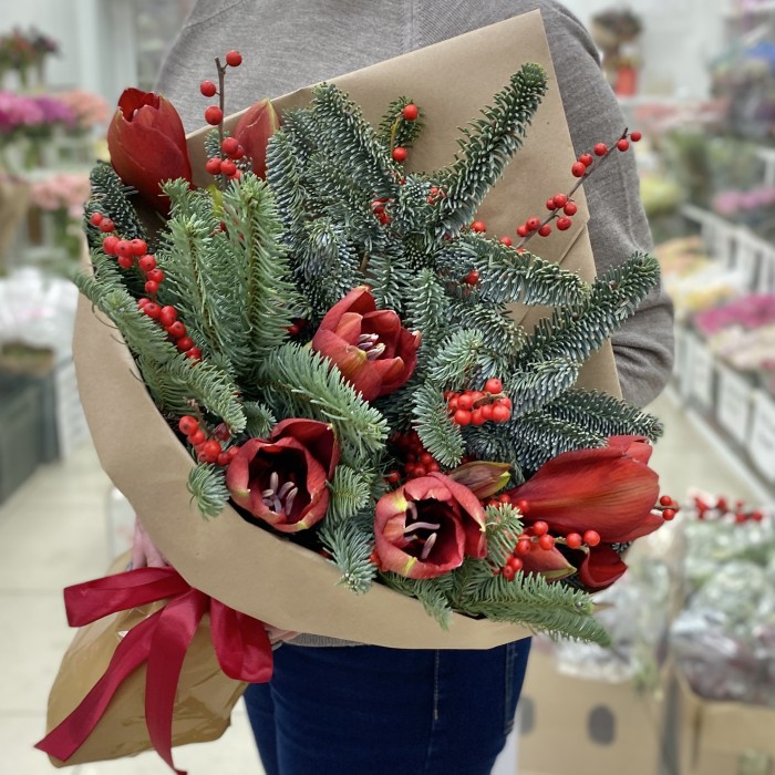 Новогодний букет с илексом и амарилисами
