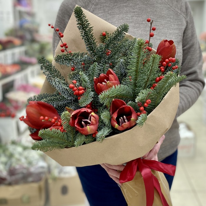 Новогодний букет с илексом и амарилисами