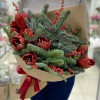 Новогодний букет с илексом и амарилисами