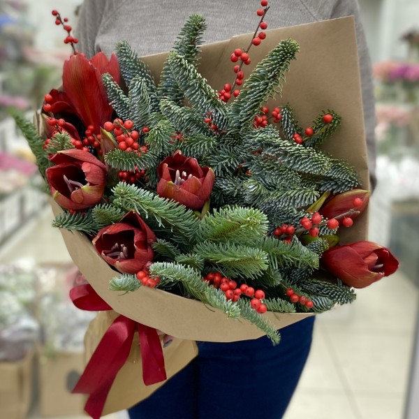 Новогодний букет с илексом и амарилисами