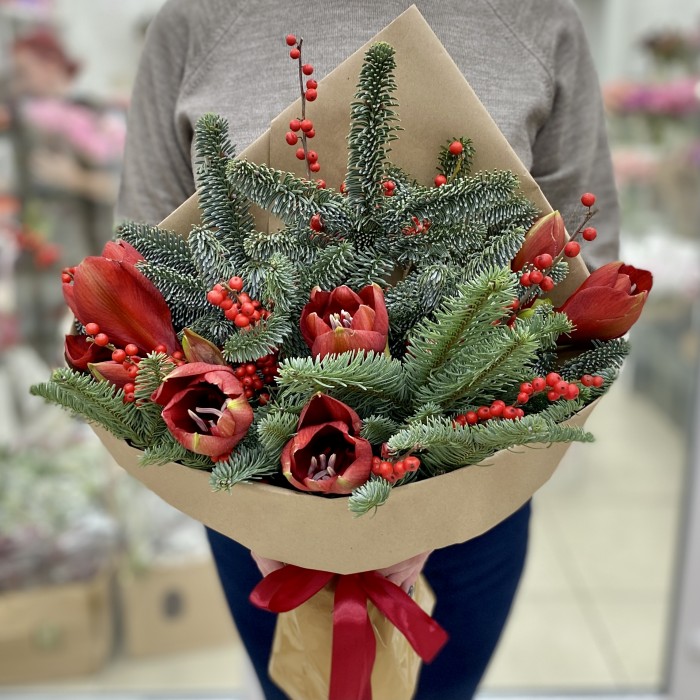 Новогодний букет с илексом и амарилисами
