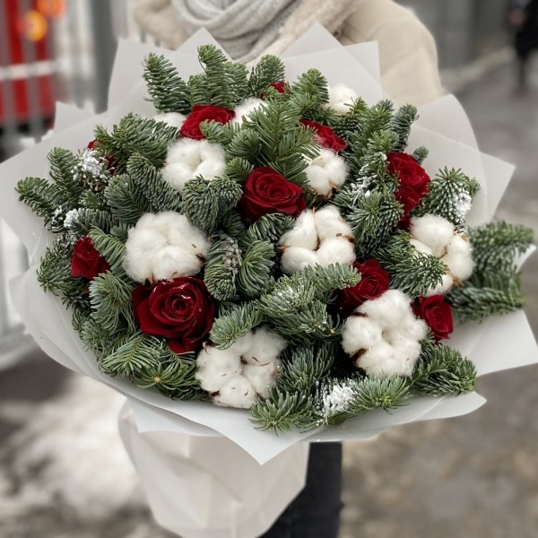 Новогодний букет с розами и хлопком