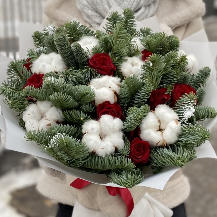 Новогодний букет с розами и хлопком