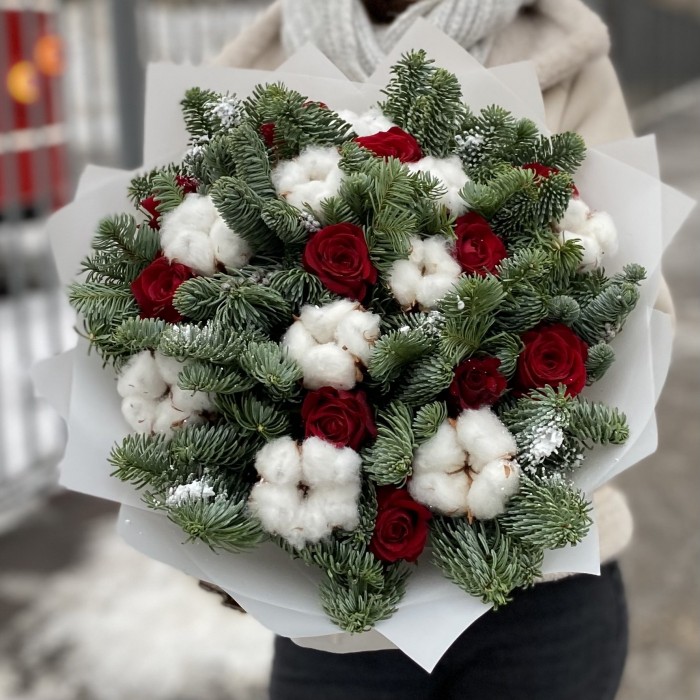 Новогодний букет с розами и хлопком