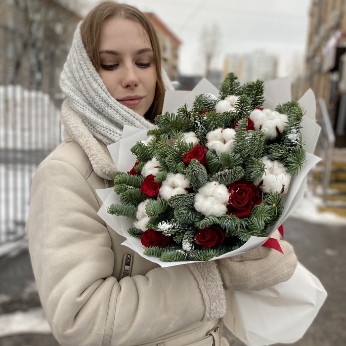 Новогодний букет с розами и хлопком