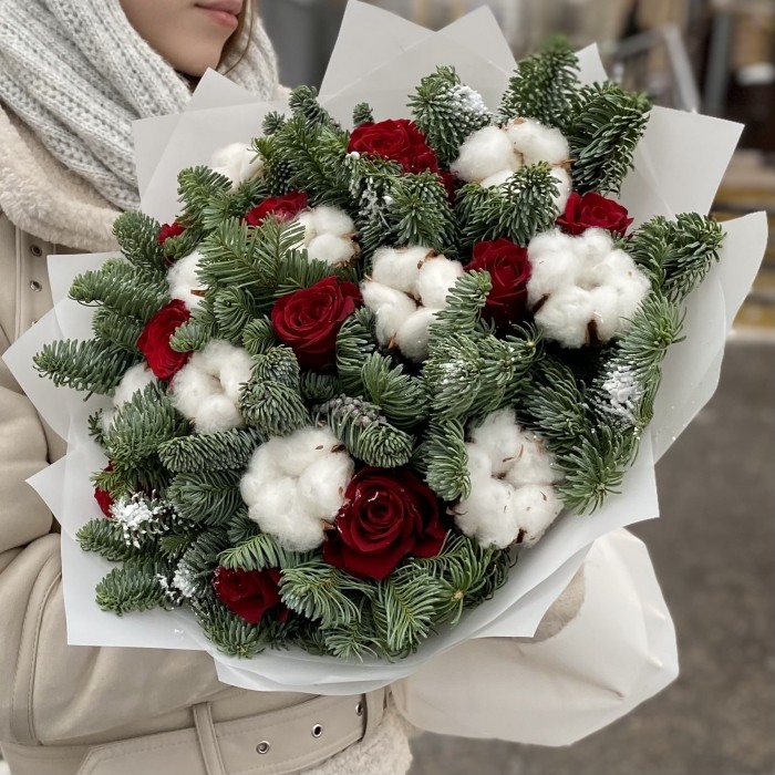 Новогодний букет с розами и хлопком