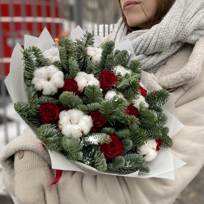 Новогодний букет с розами и хлопком