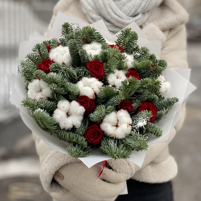 Новогодний букет с розами и хлопком