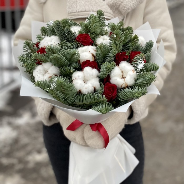 Новогодний букет с розами и хлопком