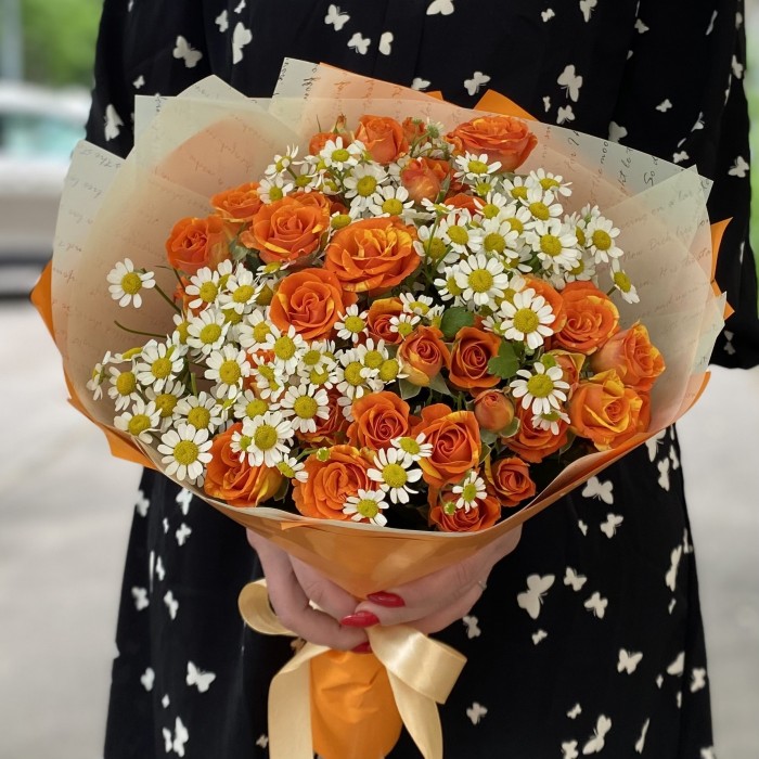 Оранжевая кустовая роза с ромашками