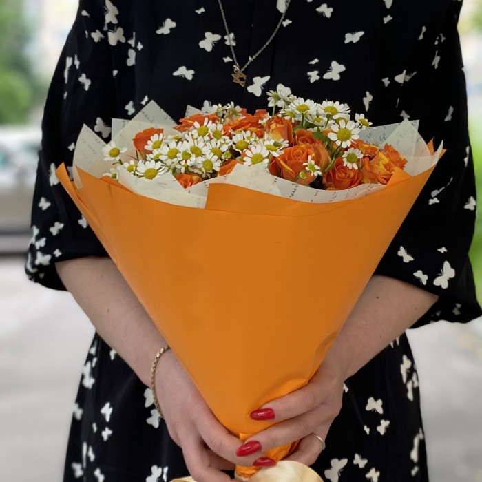 Оранжевая кустовая роза с ромашками