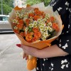 Оранжевая кустовая роза с ромашками