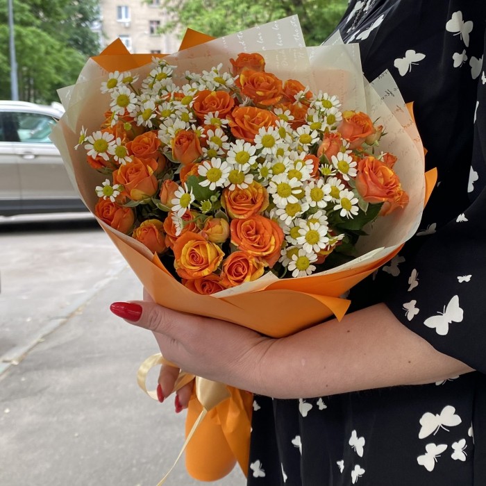 Оранжевая кустовая роза с ромашками