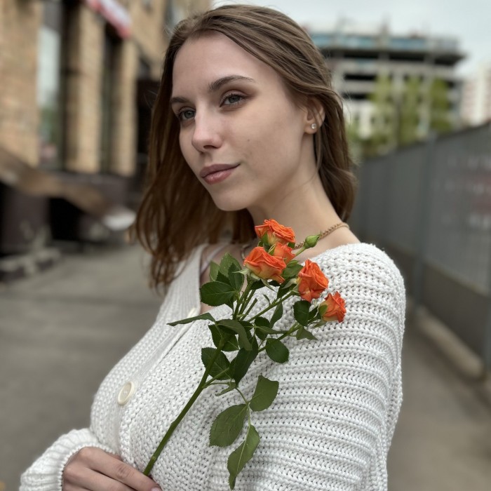 Оранжевая кустовая роза Чарминг Бейб