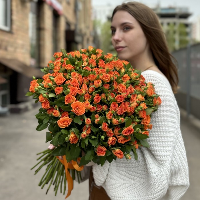 Оранжевая кустовая роза Чарминг Бейб