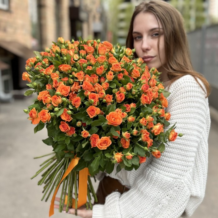 Оранжевая кустовая роза Чарминг Бейб