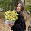 11 зеленых орхидей Цимбидиум с эвкалиптом в коробке