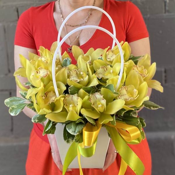 13 желтых орхидей Цимбидиум в сумочке