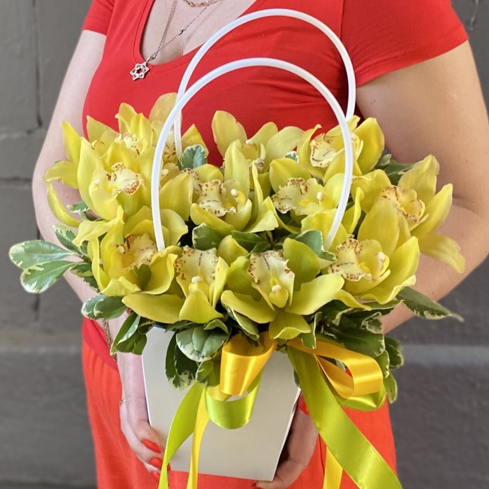 13 желтых орхидей Цимбидиум в сумочке