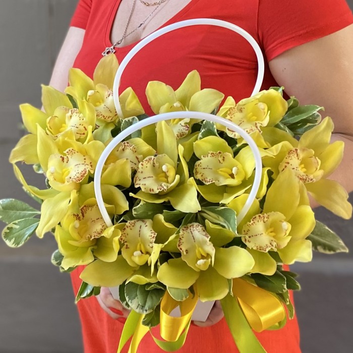 13 желтых орхидей Цимбидиум в сумочке