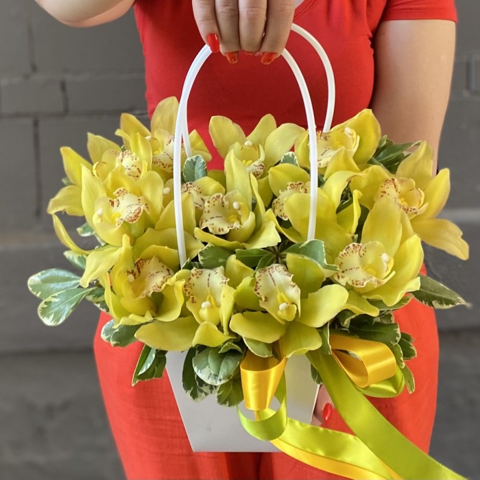 13 желтых орхидей Цимбидиум в сумочке
