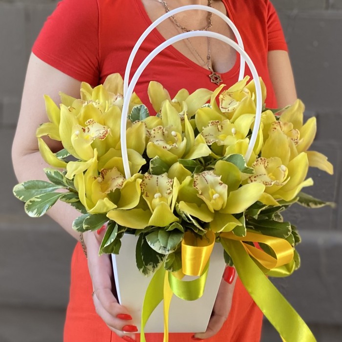 13 желтых орхидей Цимбидиум в сумочке
