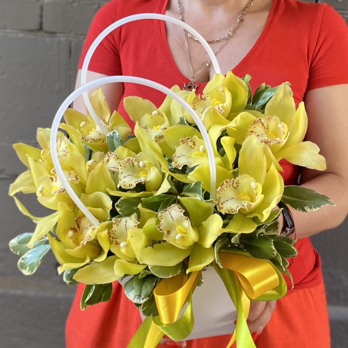 13 желтых орхидей Цимбидиум в сумочке