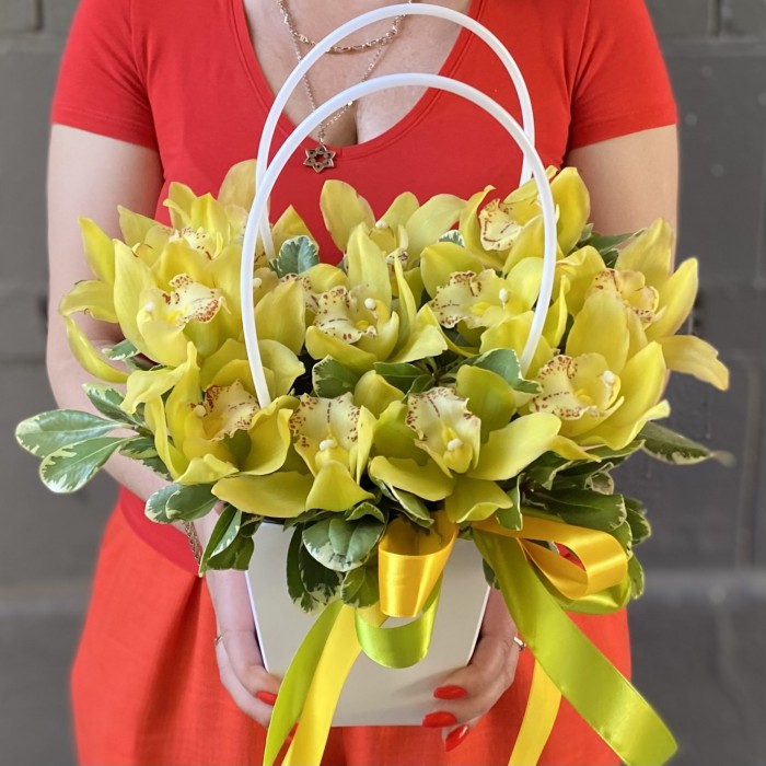 13 желтых орхидей Цимбидиум в сумочке