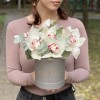 Белые орхидеи с эвкалиптом в коробке