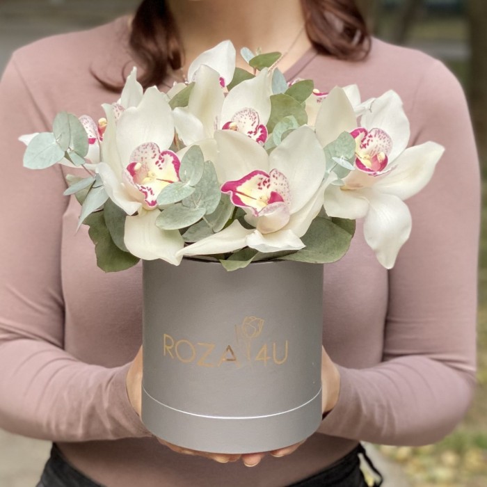 Белые орхидеи с эвкалиптом в коробке