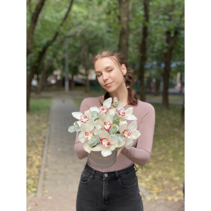 Белые орхидеи с эвкалиптом в коробке