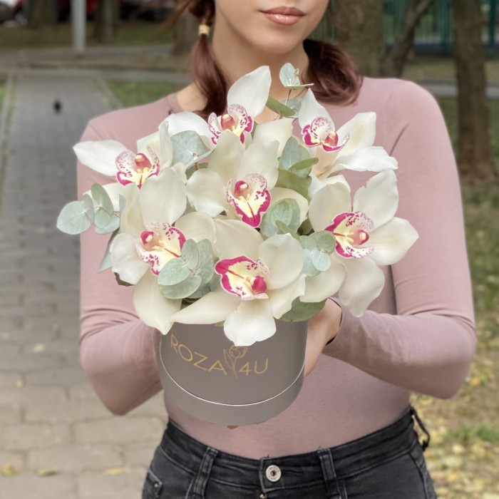 Белые орхидеи с эвкалиптом в коробке