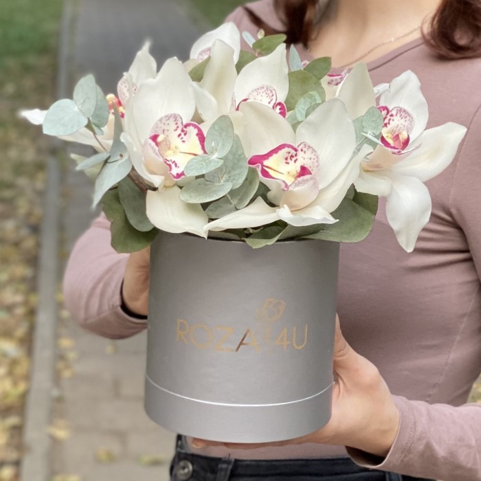 Белые орхидеи с эвкалиптом в коробке