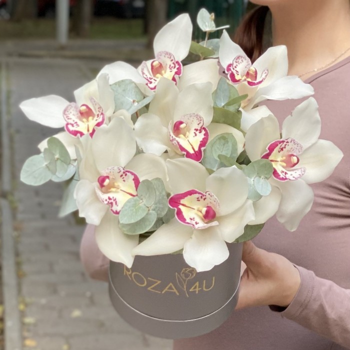 Белые орхидеи с эвкалиптом в коробке