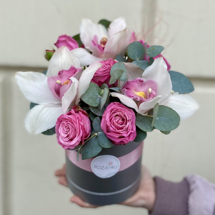 Орхидея и пионовидная роза в коробке