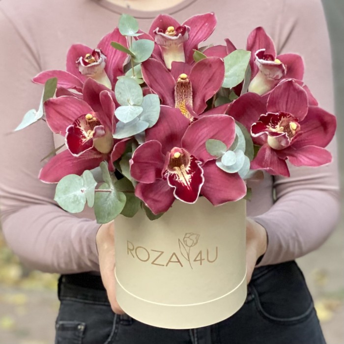 Орхидеи с эвкалиптом в  коробке