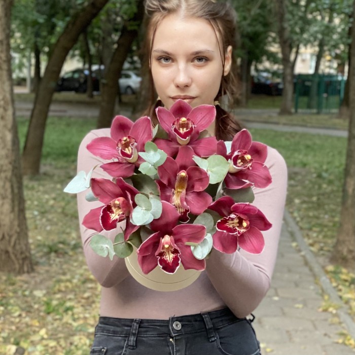 Орхидеи с эвкалиптом в  коробке