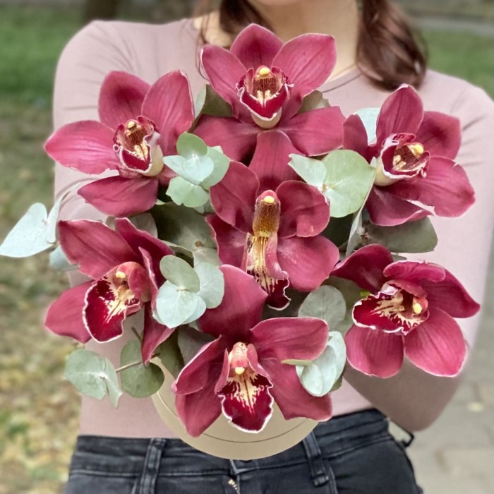 Орхидеи с эвкалиптом в  коробке