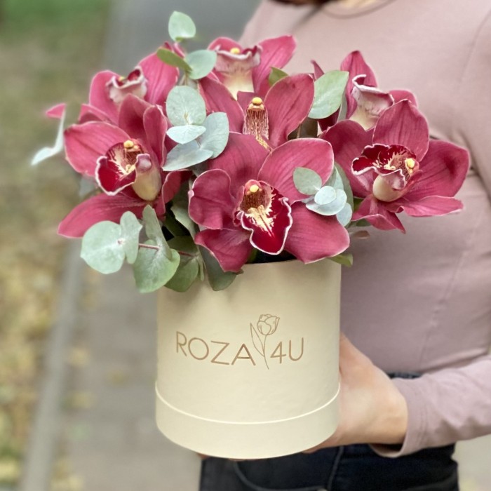 Орхидеи с эвкалиптом в  коробке