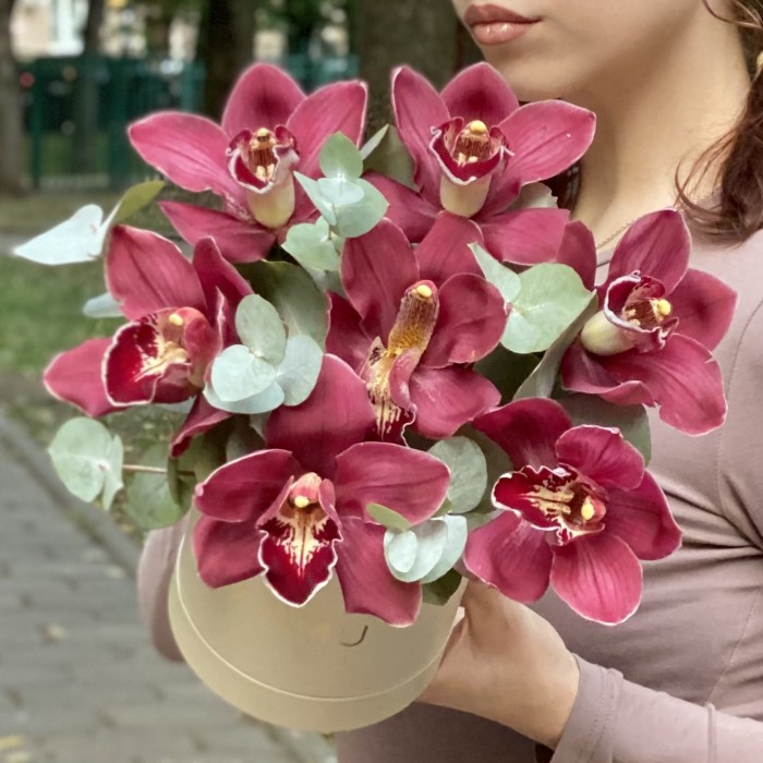 Орхидеи с эвкалиптом в  коробке