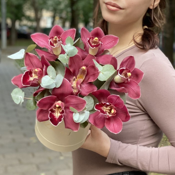 Орхидеи с эвкалиптом в  коробке