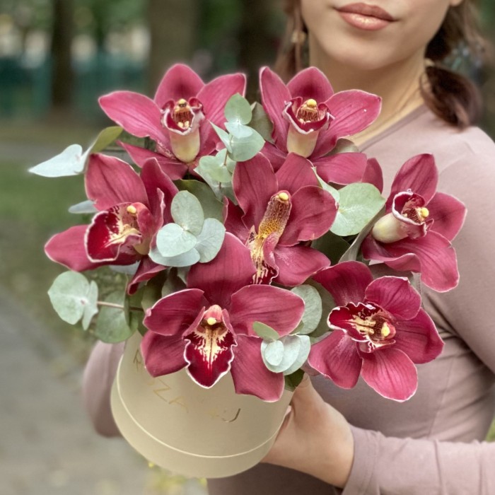 Орхидеи с эвкалиптом в  коробке