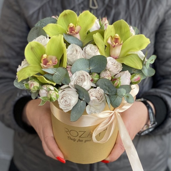 Зеленые орхидеи с пионовидной розой в коробке