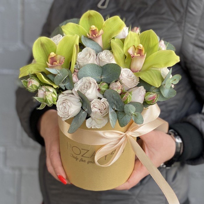 Зеленые орхидеи с пионовидной розой в коробке