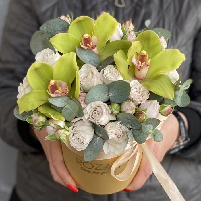 Зеленые орхидеи с пионовидной розой в коробке