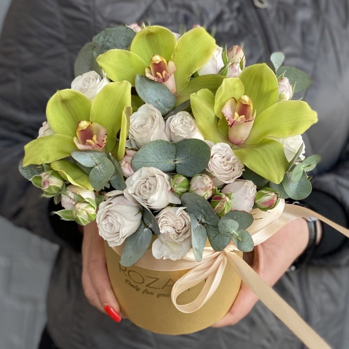 Зеленые орхидеи с пионовидной розой в коробке