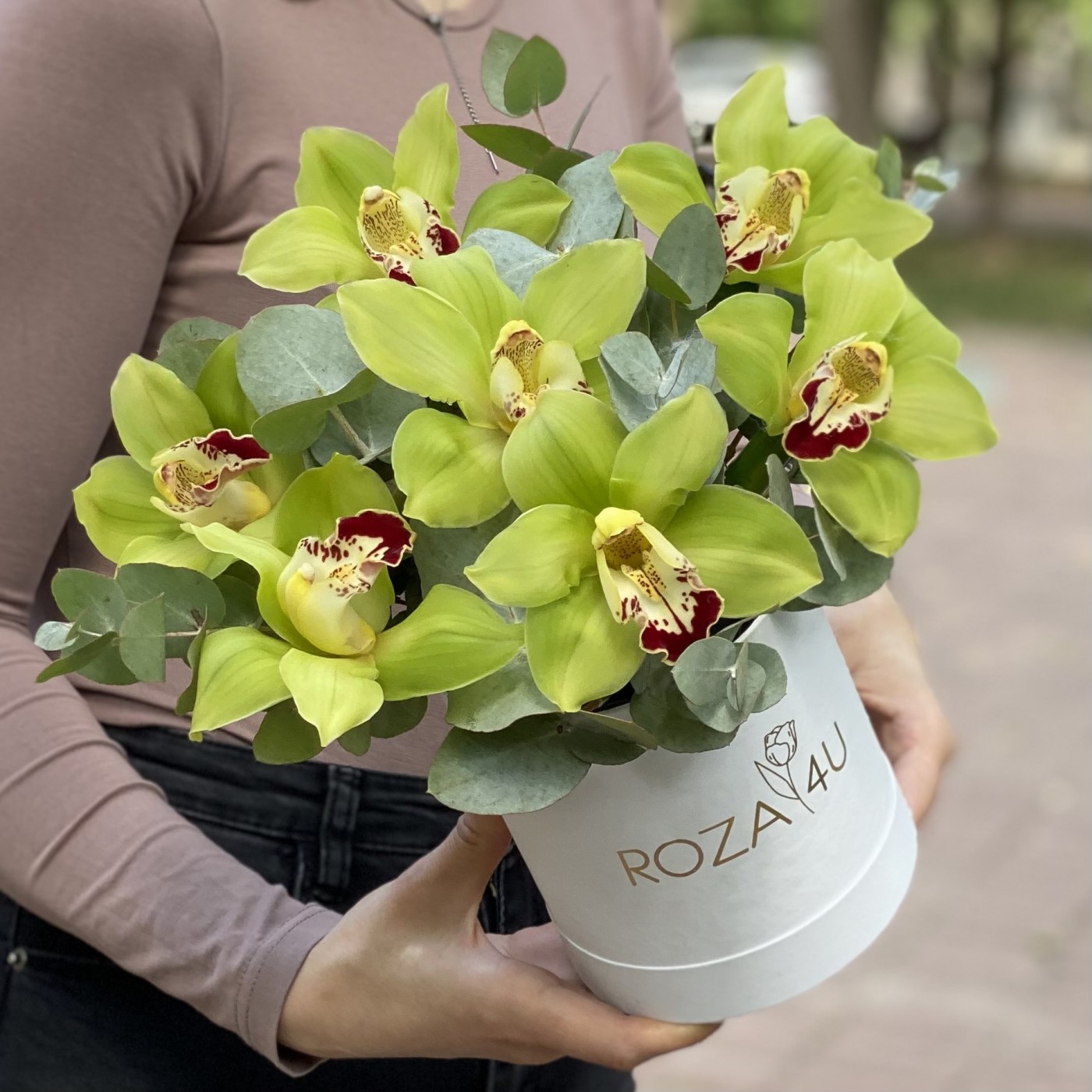 Роскошный букет с зелеными орхидеями в коробке на День Восьмого Марта