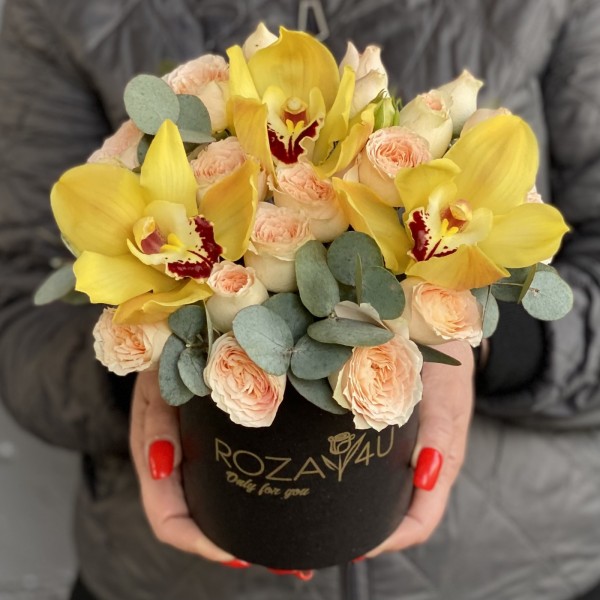 Желтые орхидеи с пионовидной розой в коробке