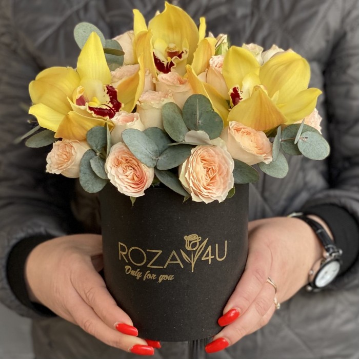 Желтые орхидеи с пионовидной розой в коробке