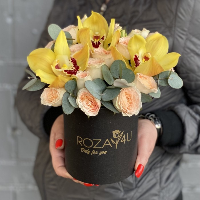 Желтые орхидеи с пионовидной розой в коробке